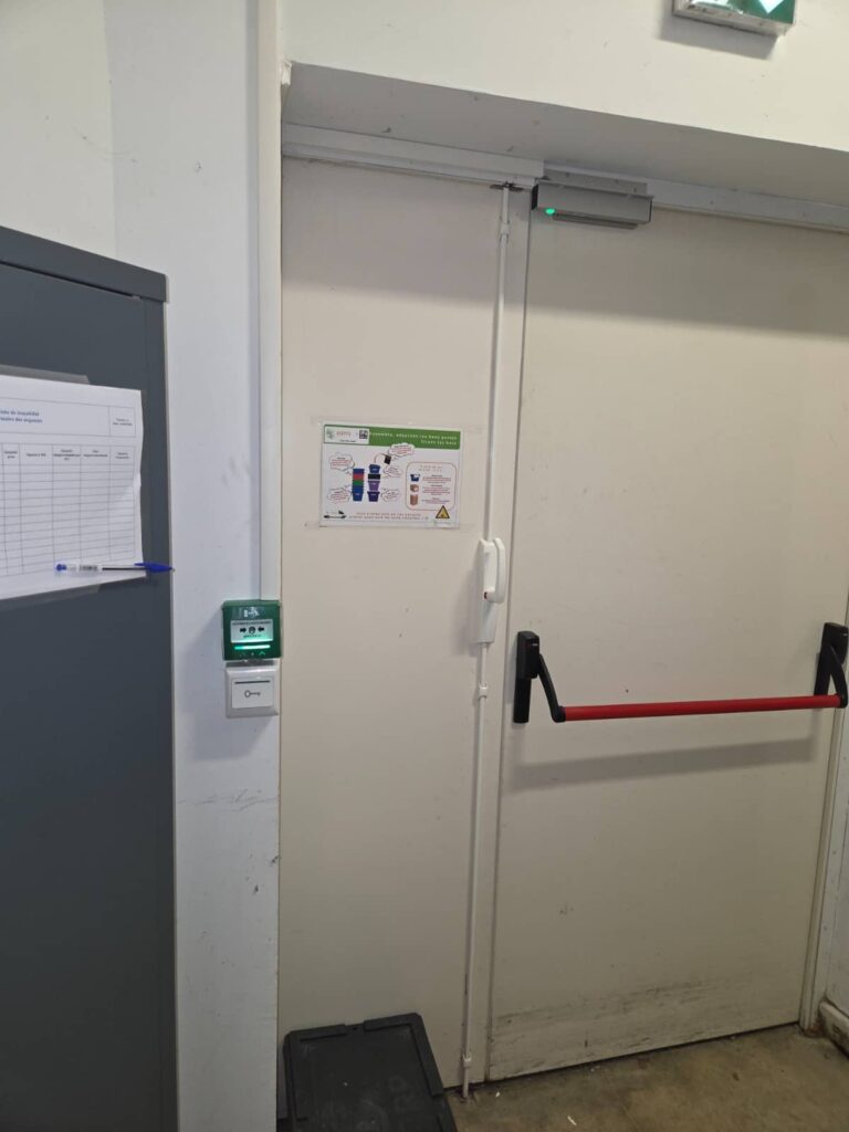 Installation conforme de contrôle d’accès et sécurité incendie avec déclencheur vert et ventouse