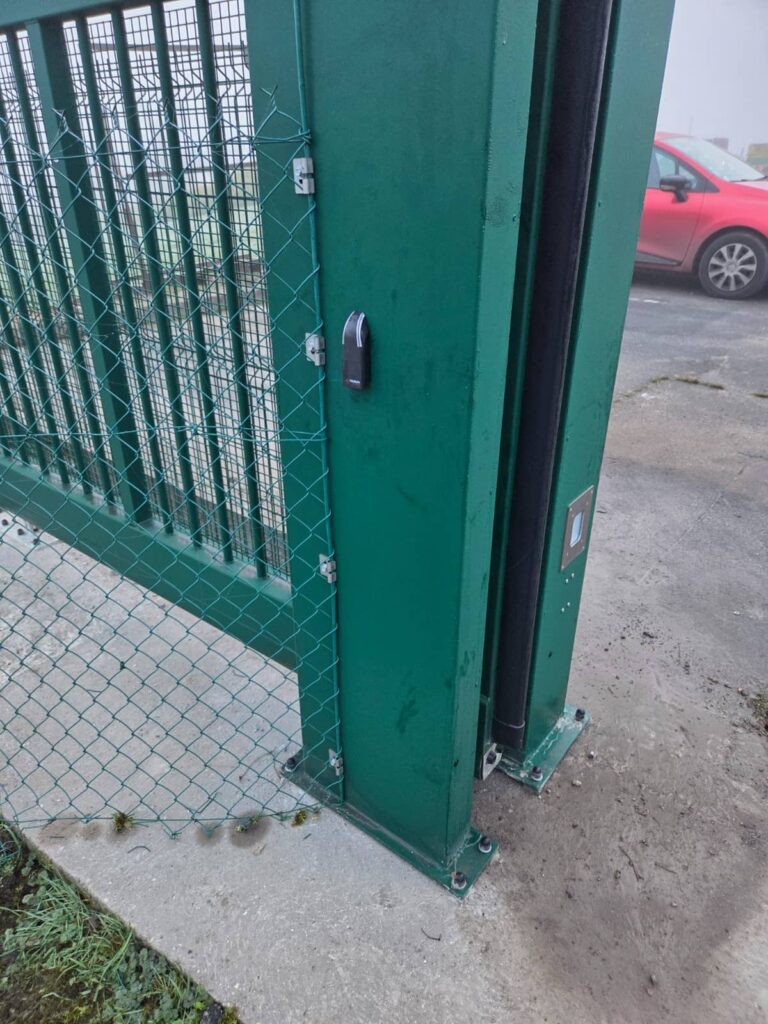 Lecteur de badge sur portail coulissant pour sécuriser l'accès à votre site par B2L System